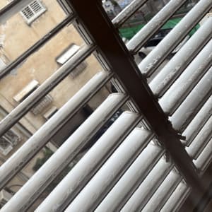 תריסים עם סימני מים לאחר ניקוי