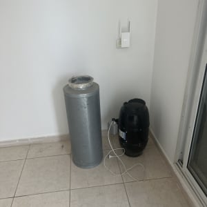 שני מיכלים על רצפה ליד קיר לבן