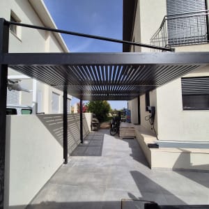 פרגולה מאלומיניום עם קורות אופקיות בחצר