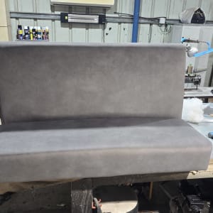 ספה מרופדת בסדנה עם כלים וחומרים