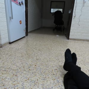 רצפה נקייה עם מטאטא בפינה