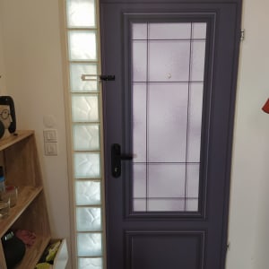 דלת סגולה עם חלון זכוכית מרובע בצד