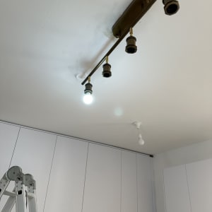 סולם מתכת ליד גוף תאורה עם נורות