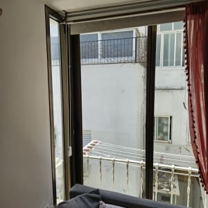 חלון עם מסגרת אלומיניום ומסך רשת