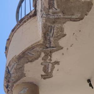 נזק בטיח במרפסת עם עמוד תומך