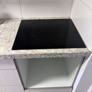כיריים חשמליים מותקנים על משטח שיש במטבח