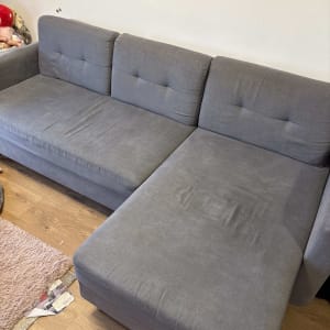 ספה אפורה נקייה על רצפת עץ