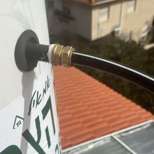 חיבור צינור לדוד שמש על גג רעפים אדום