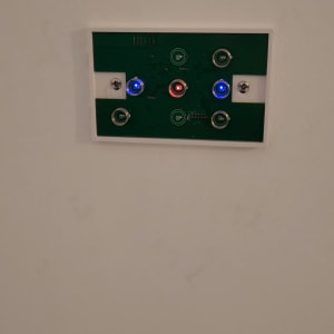 לוח חשמלי עם נורות לד כחולות ואדומות