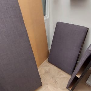 כריות ספה מונחות על הרצפה בחדר קטן