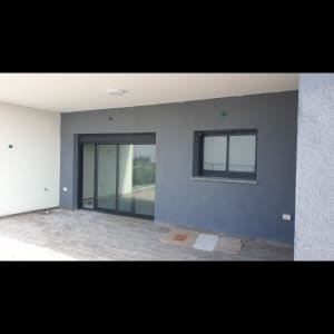 מרפסת עם דלתות וחלונות אלומיניום