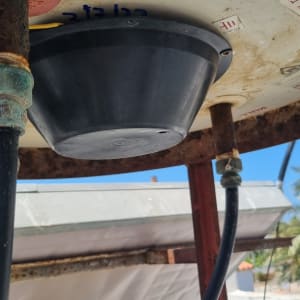 חלק תחתון של דוד שמש עם צינורות וחיבורים