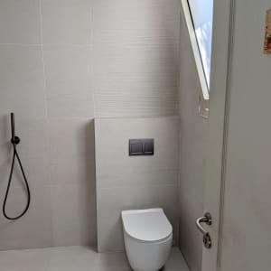 חדר אמבטיה עם שירותים ומקלחת