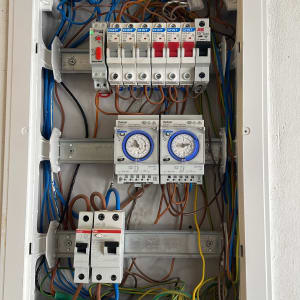 לוח חשמל עם חוטים ומפסקים חשמליים