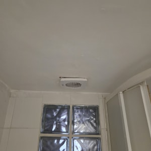 מאוורר תקרה מותקן ליד חלון זכוכית