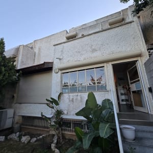 קיר חיצוני עם חלון ותריס סגור