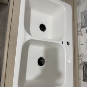 כיור כפול לבן על משטח עבודה במטבח