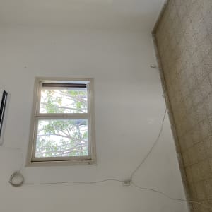 חדר ריק עם רצפה נקייה וקירות לבנים