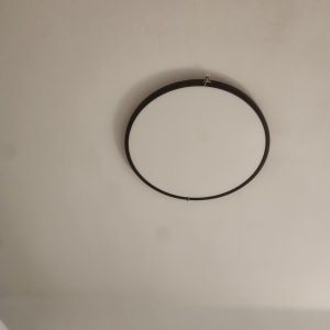 מנורת תקרה עגולה מותקנת על תקרה לבנה