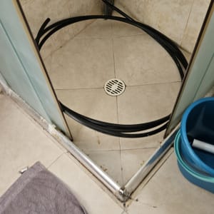 צינור שחור במקלחת עם ניקוז