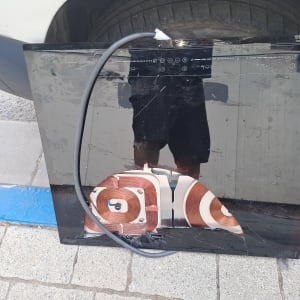 פאנל זכוכית שבור עם כבל חשמלי על רקע רכב