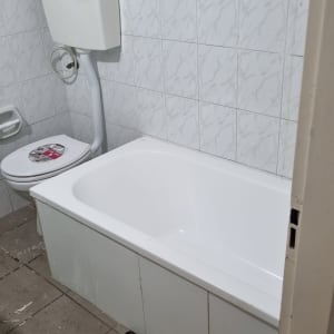 חדר אמבטיה עם אמבטיה ושירותים