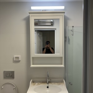 כיור אמבטיה עם ברז ומראה, תאורה מעל