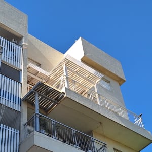 בניין עם מרפסות וסורגים ביום בהיר
