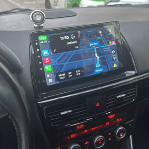 מערכת ניווט ברכב עם מסך מגע