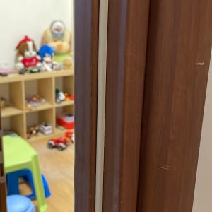 דלת עץ חומה עם מסגרת לבנה