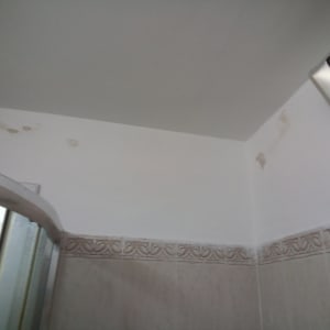 קיר עם כתמי צבע ותקרה צבועה