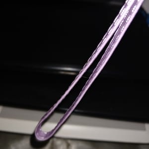 כבל סגול על רקע מסך מחשב שחור