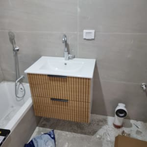 כיור על שידה תלויה