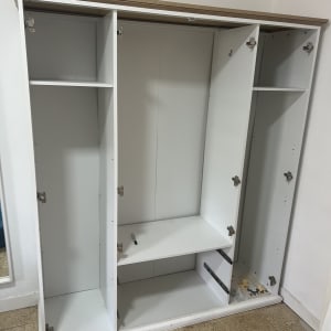 ארון פתוח עם מדפים ודלתות