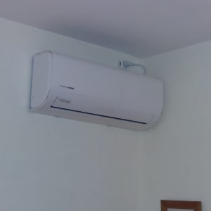 מזגן קיר לבן מותקן על קיר פנימי