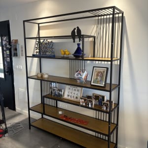 מדף מתכת עם מדפים מעץ, כלי עבודה על הרצפה