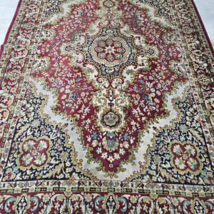 שטיח פרסי מעוצב בצבעים אדום וזהב