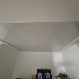 תקרת גבס עם לוחות חלקים ומחוברים