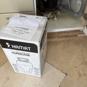 ארגז עם מוצר אינסטלציה ליד ארון מטבח פתוח