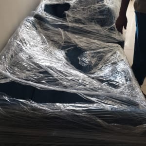 רהיטים עטופים בניילון לקראת מעבר דירה