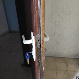 מנעול דלת עם מפתח כחול