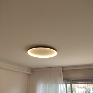 תאורת תקרה עגולה דולקת בחדר