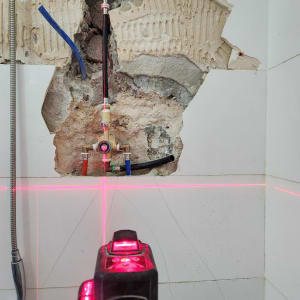 עבודת אינסטלציה עם צינורות וכלי מדידה