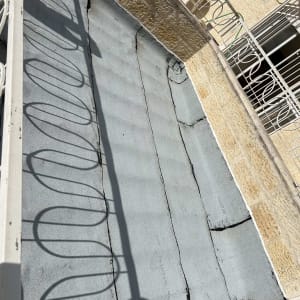 איטום גג עם יריעות ביטומניות וסדקים נראים