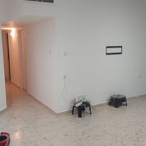 קיר צבוע עם ריצוף קרמיקה וחוטי חשמל