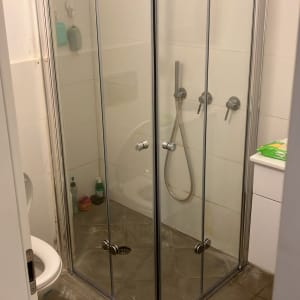 מקלחון זכוכית עם ברז ומוצרים לטיפוח