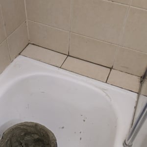 דלי עם מלט באמבטיה, אריחים שבורים