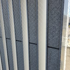 רשת יונים מותקנת על קיר חיצוני