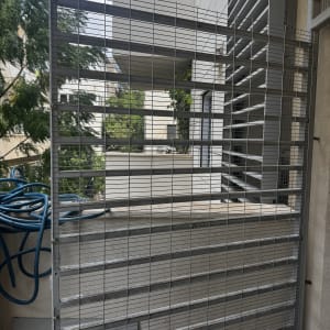 סורג מתכת להרחקת יונים המותקן בחלקו החיצוני של מבנה