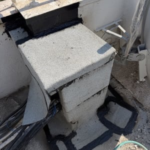 עבודת איטום ביריעות ביטומניות ובחומר ביטומני שחור בגג שטוח